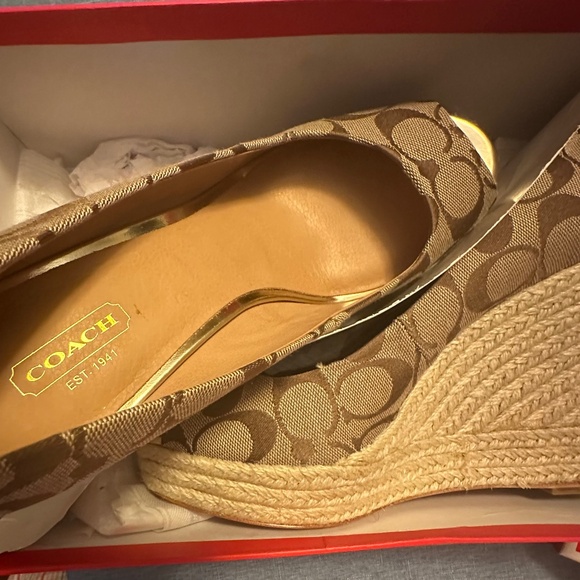 COACH Women's Signature Logo Milan C SIG Wedge Peep-toe Sandals Sz 9.5 NIB - Picture 1 of 4